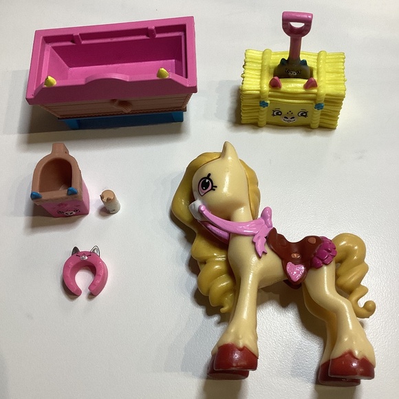 Shopkins Happy Places Poni Crumbles Lot Characters Season 4 toy trough hay bale - Picture 1 of 11